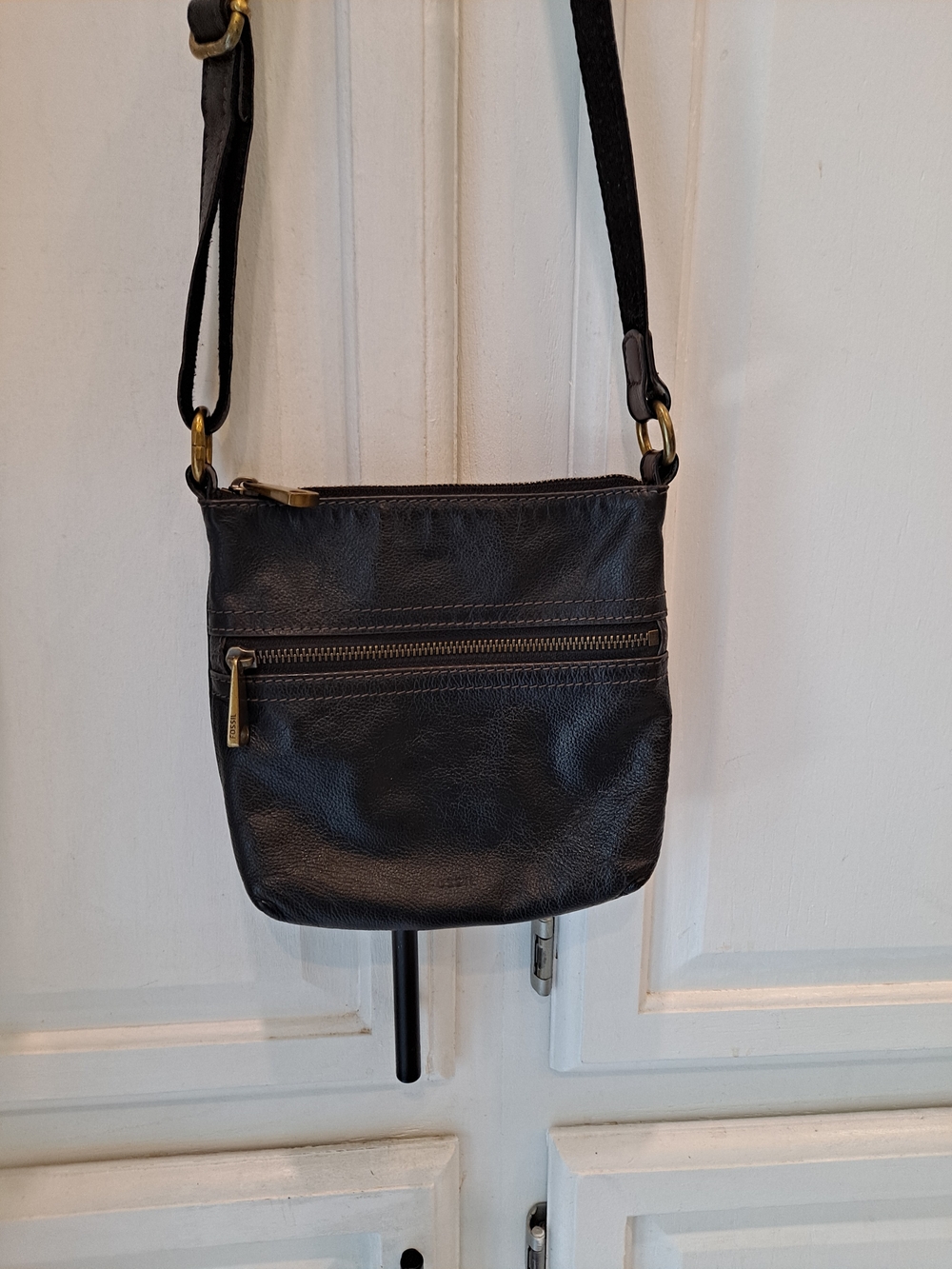 Fossil Voyager Black Pebbled Leather Crossbody Minimalist Classic W/Chunky Pulls